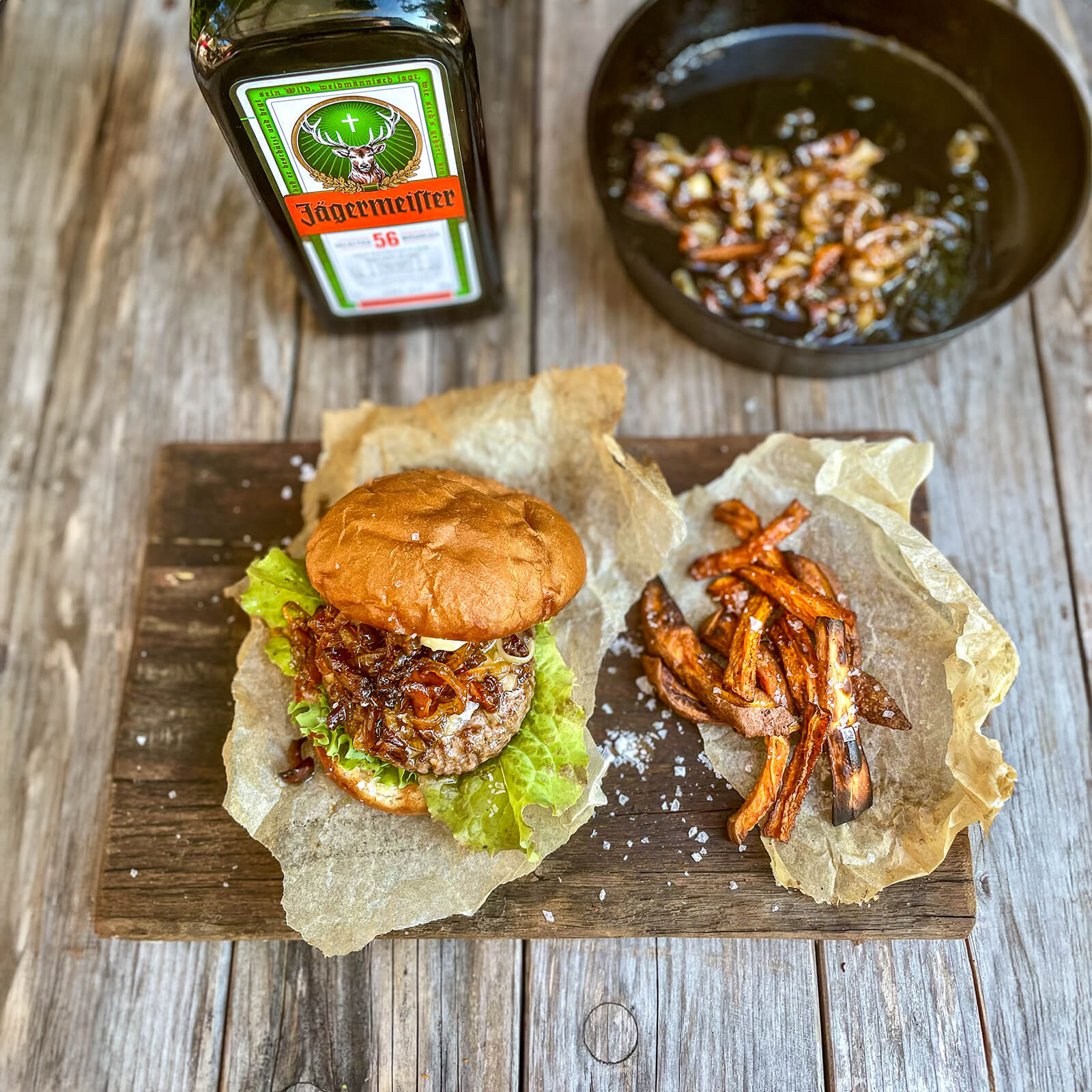 Vildsvinsburgare med jägerkaramelliserad lök