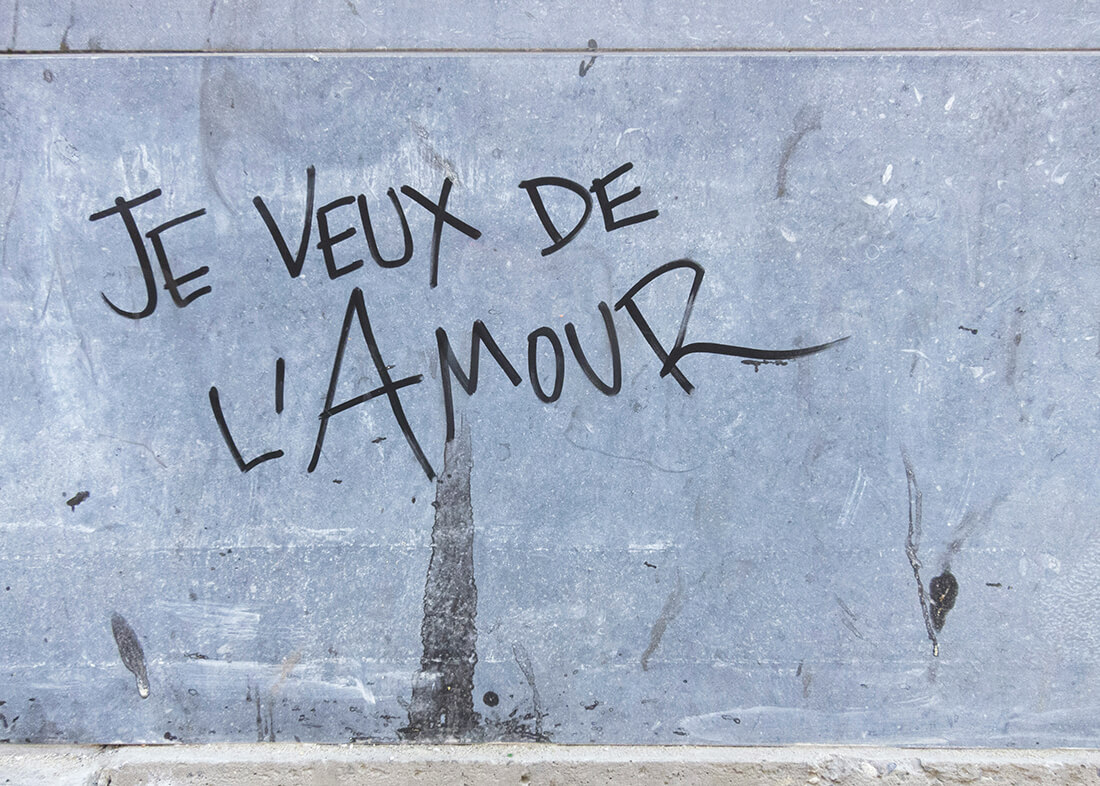 en vägg som det står je veux de l'amour på