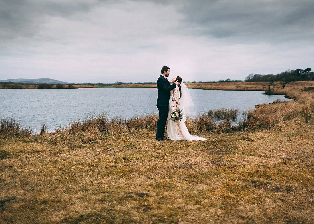 två som gifter sig vid en sjö