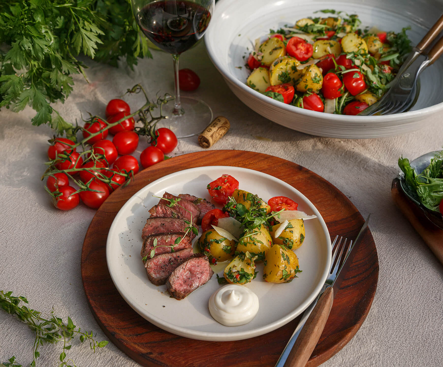 Ryggbiff och potatissallad med rostad chimichurri
