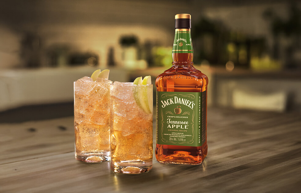 en drink med jack och tonic två glas