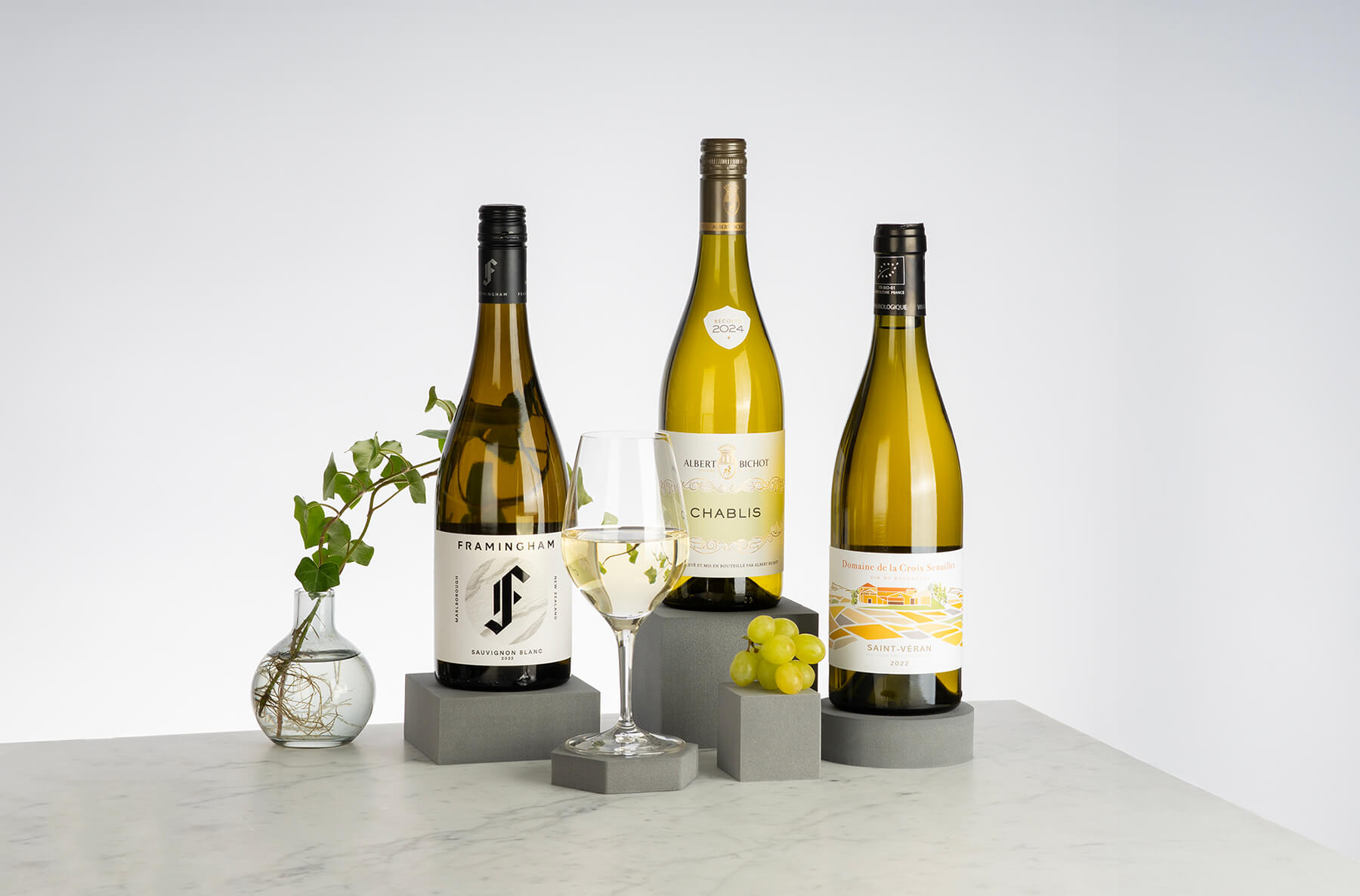 tre vita viner som passar till havets läckerheter