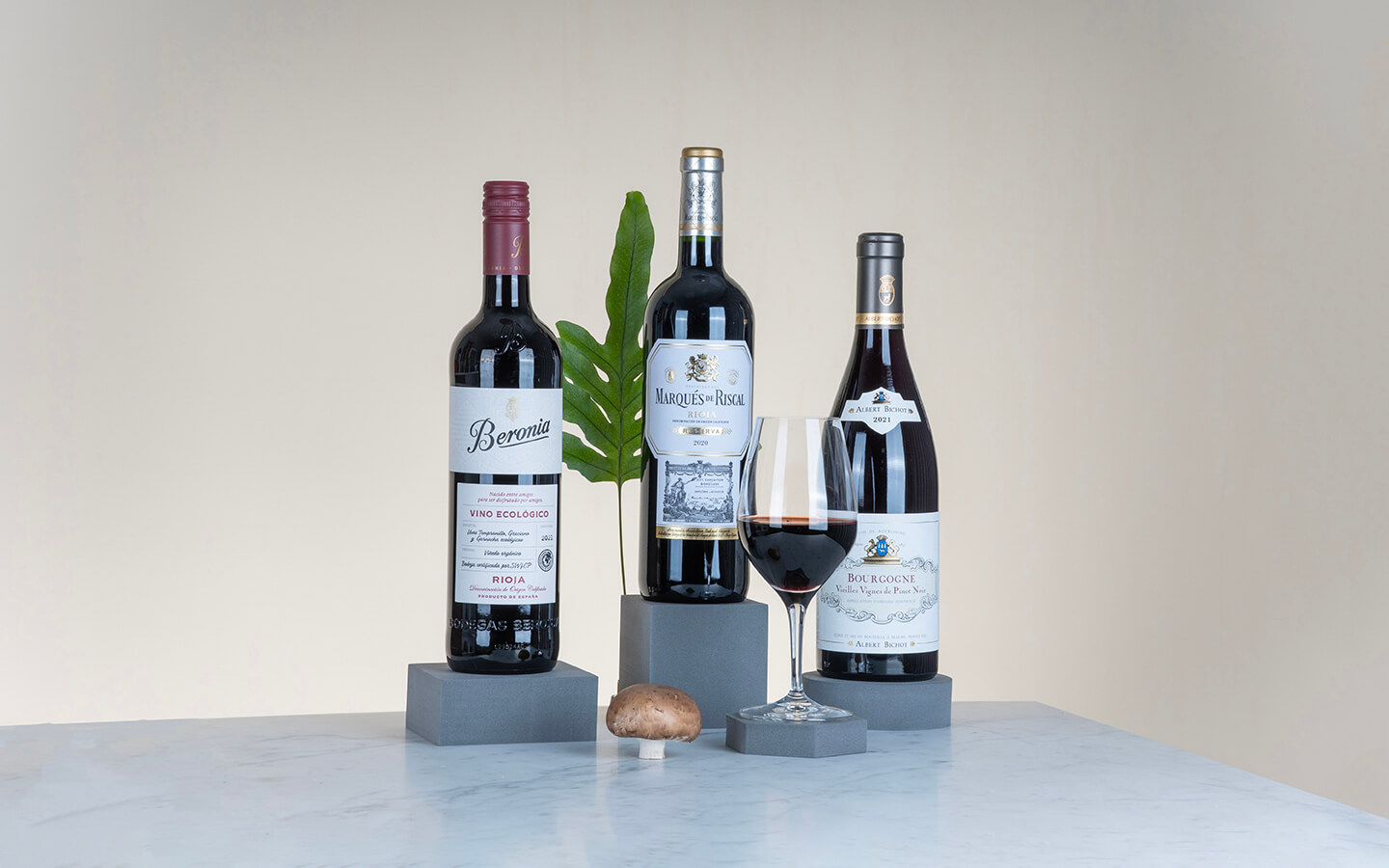 röda viner till svamp. Tre flaskor.