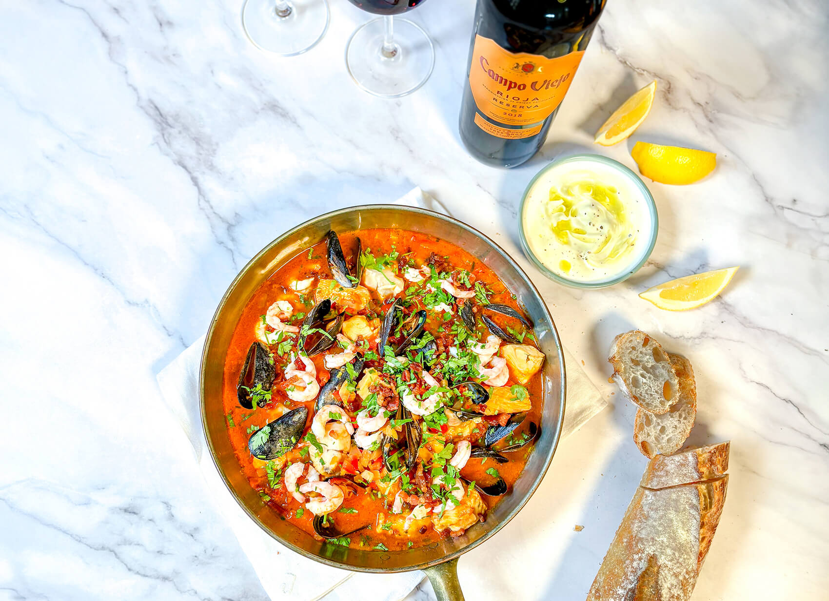 en tallrik med skaldjursgryta med rövin