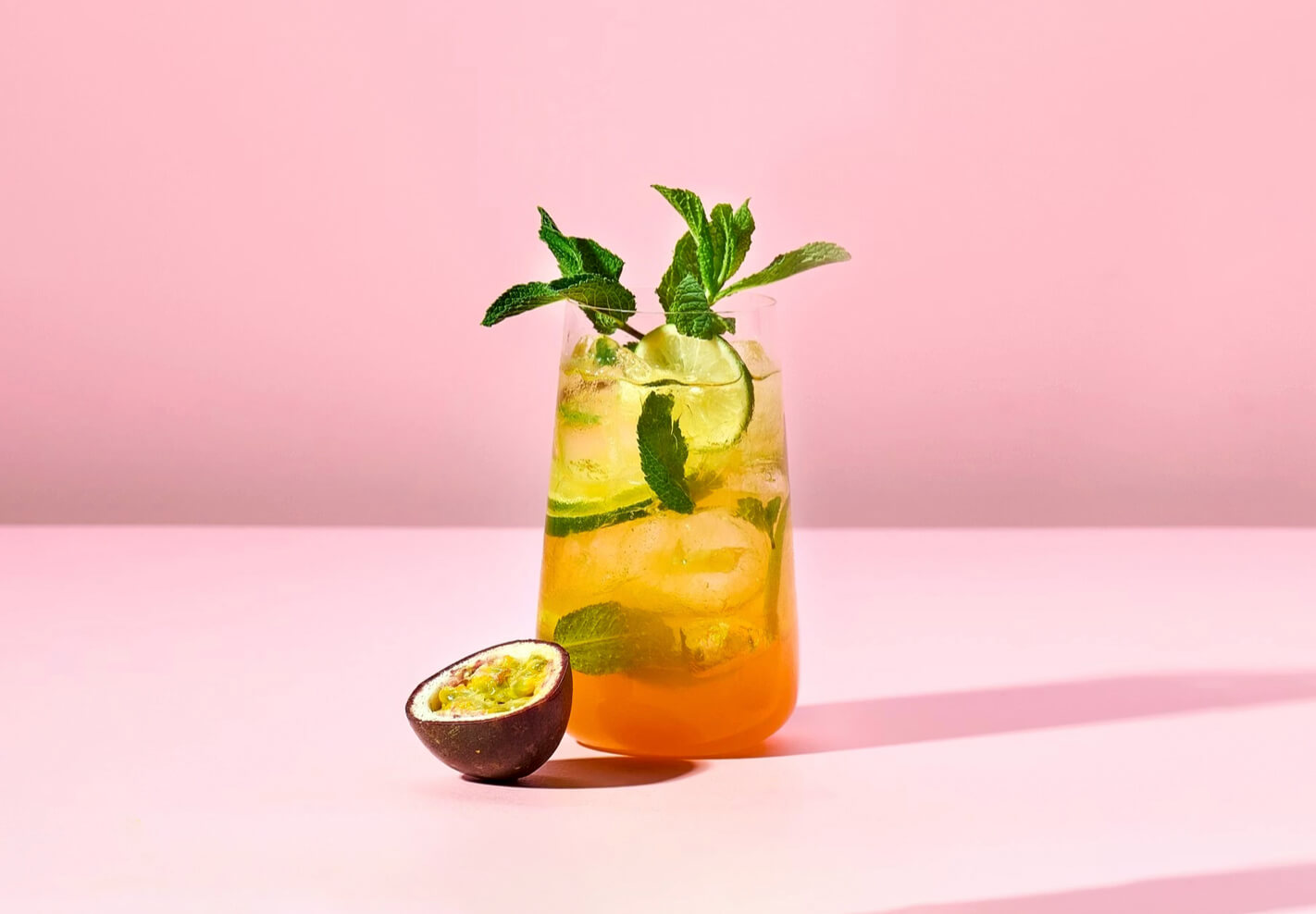 en drink med passionfrukt