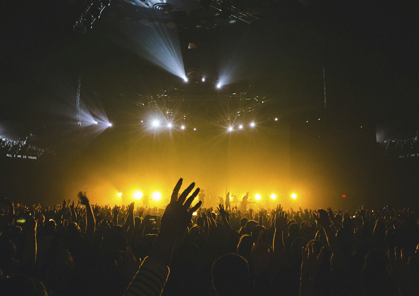 artister på en scen med publik