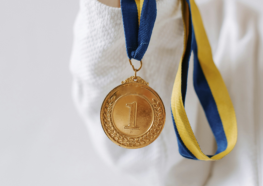 en guldmedalj med första priset en etta