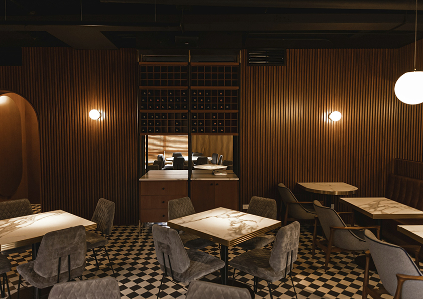 en restaurang med tomma bord