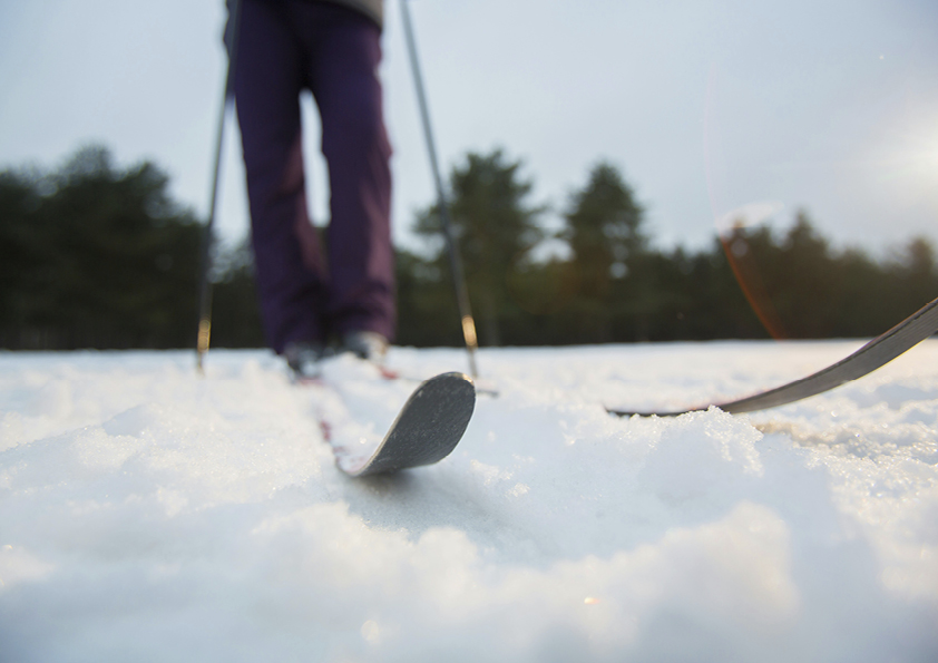 en skidåkare med snö och stavar