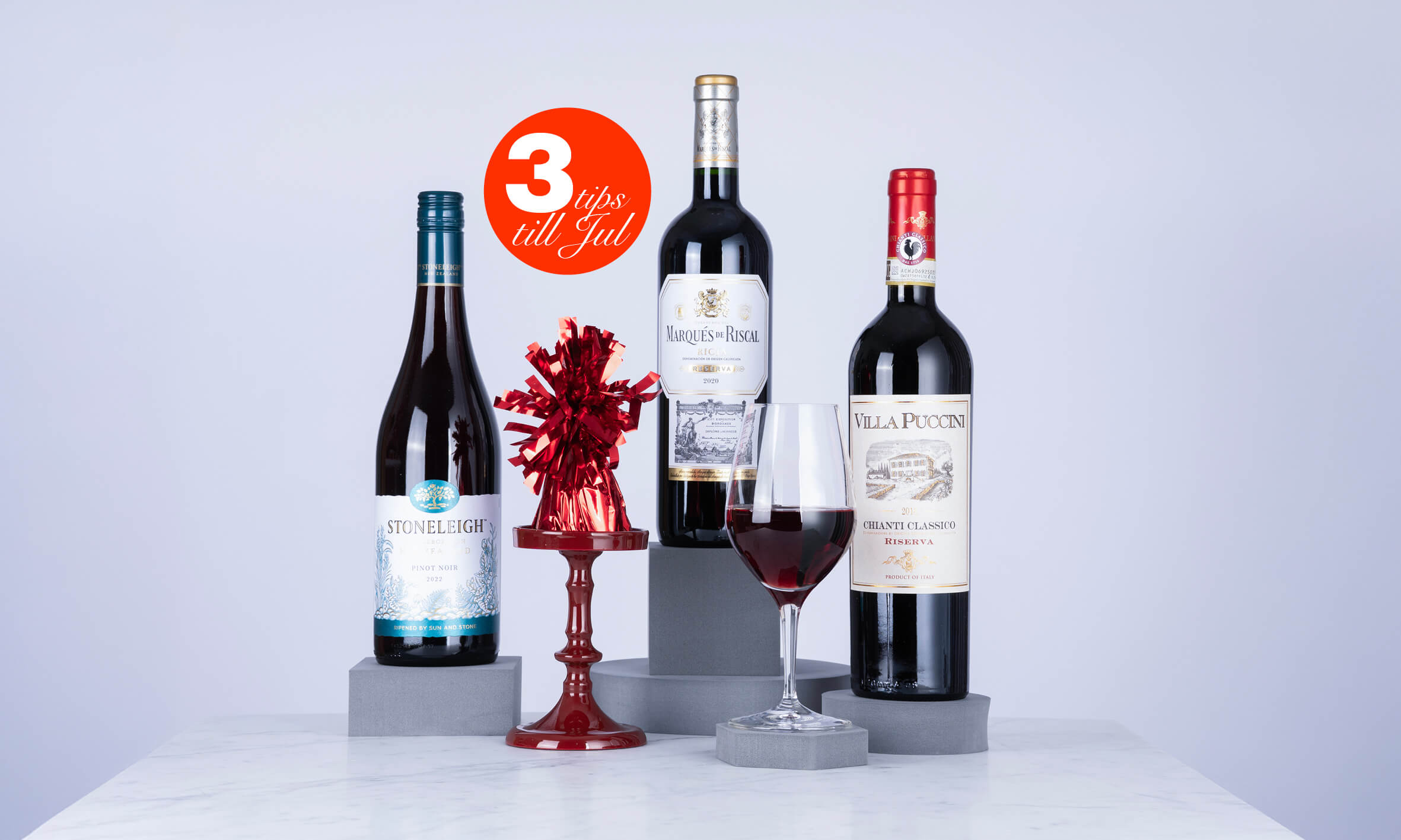 tre röda viner på ett bord