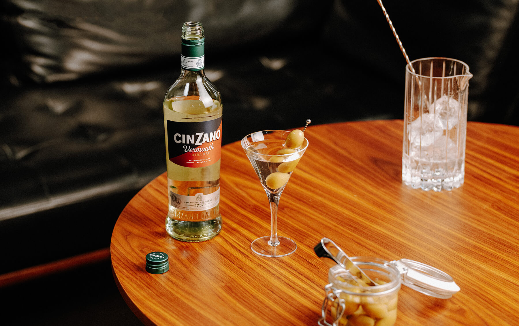 dirty martini med bord och glas och flaska