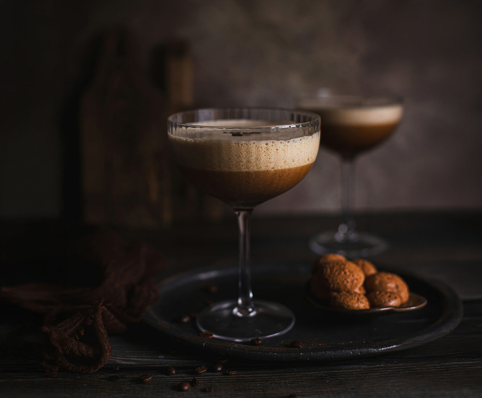 en Irish espresso med mörk bakgrund skakad